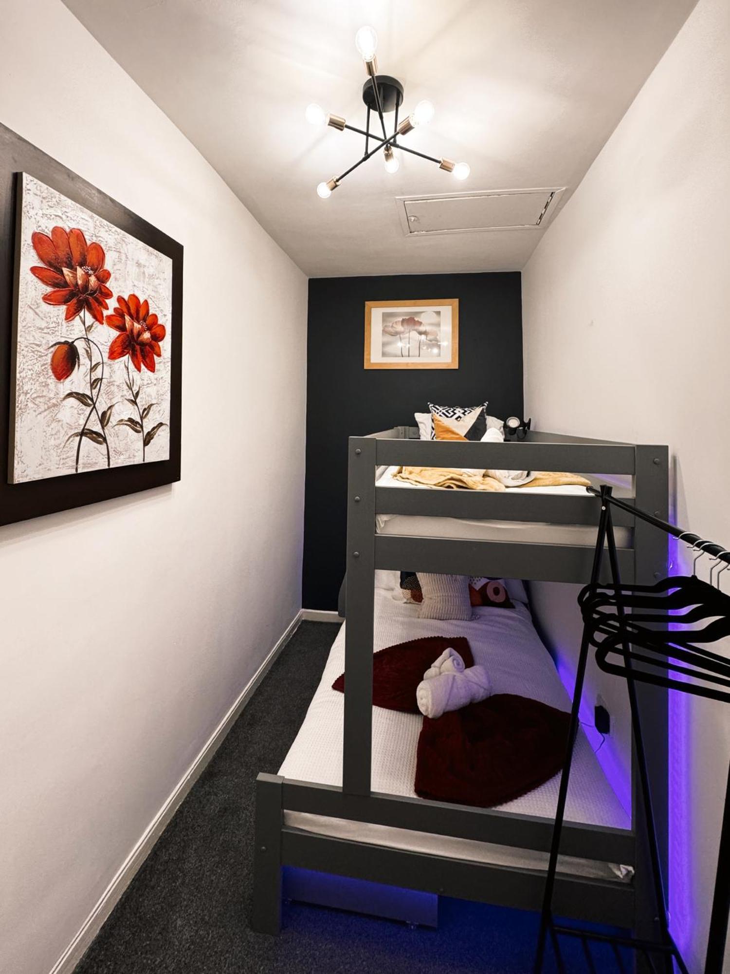 A&A Luxury Stay Rosedale St - Chic, Modern, City Centre, Neon Decor Sunderland  Exterior photo